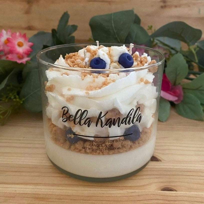 Warm Glow Candle Company Candela A Pilastro Blueberry Cobbler - Profumo Di Mirtilli, 150 Ore Di Combustione
